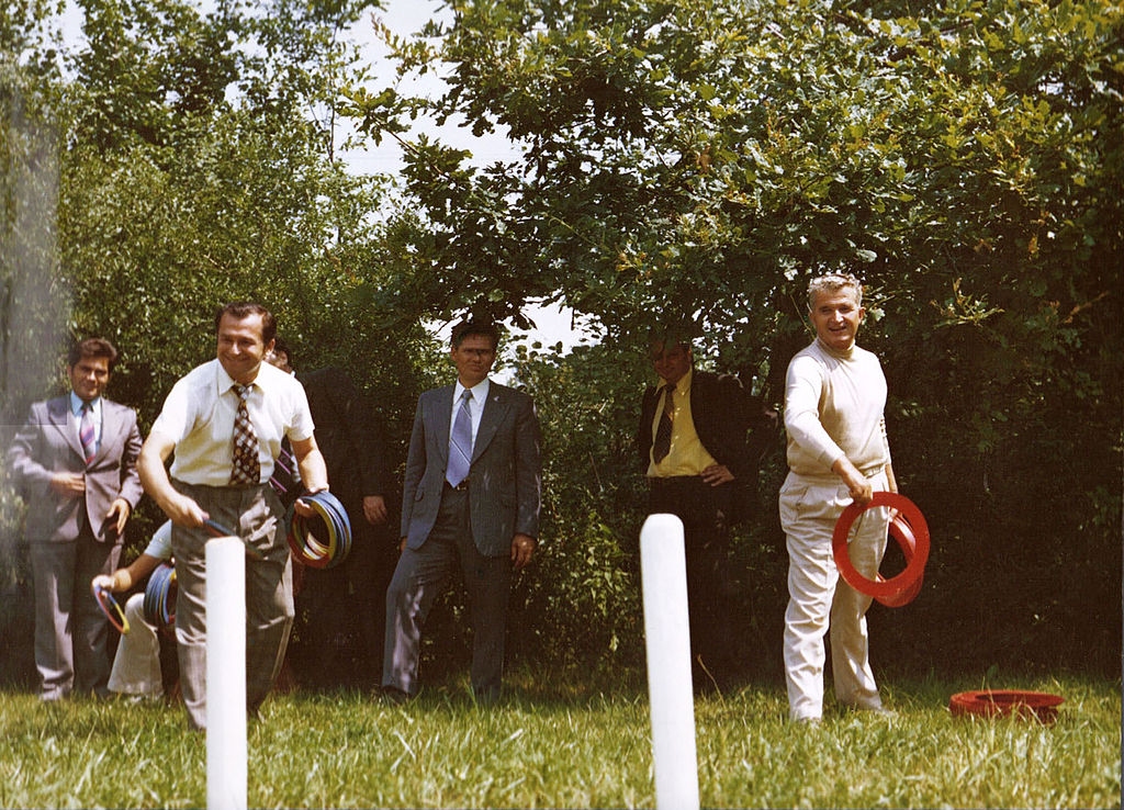 Ceaușescu și Iliescu, jucându-se cu cercurile, 1976, sursa foto Wikipedia