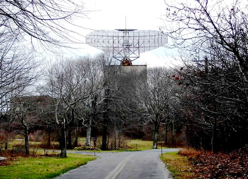 AN/FPS-35 radar dish at Camp Hero State Park, Montauk, NY. Foto Nojo13, sursa Wikipedia.